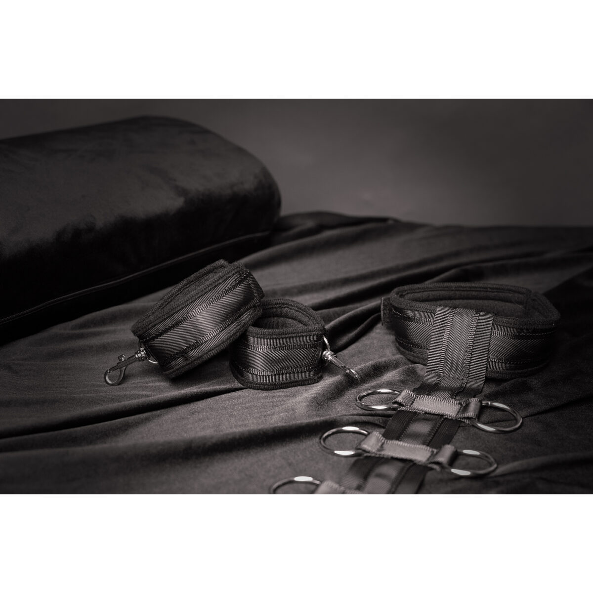 attaches sm avec collier et menottes restraint 5