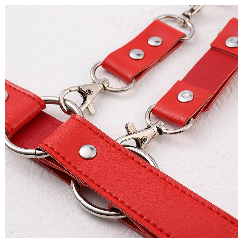 ceinture porte jarretelles et menottes rouge 4