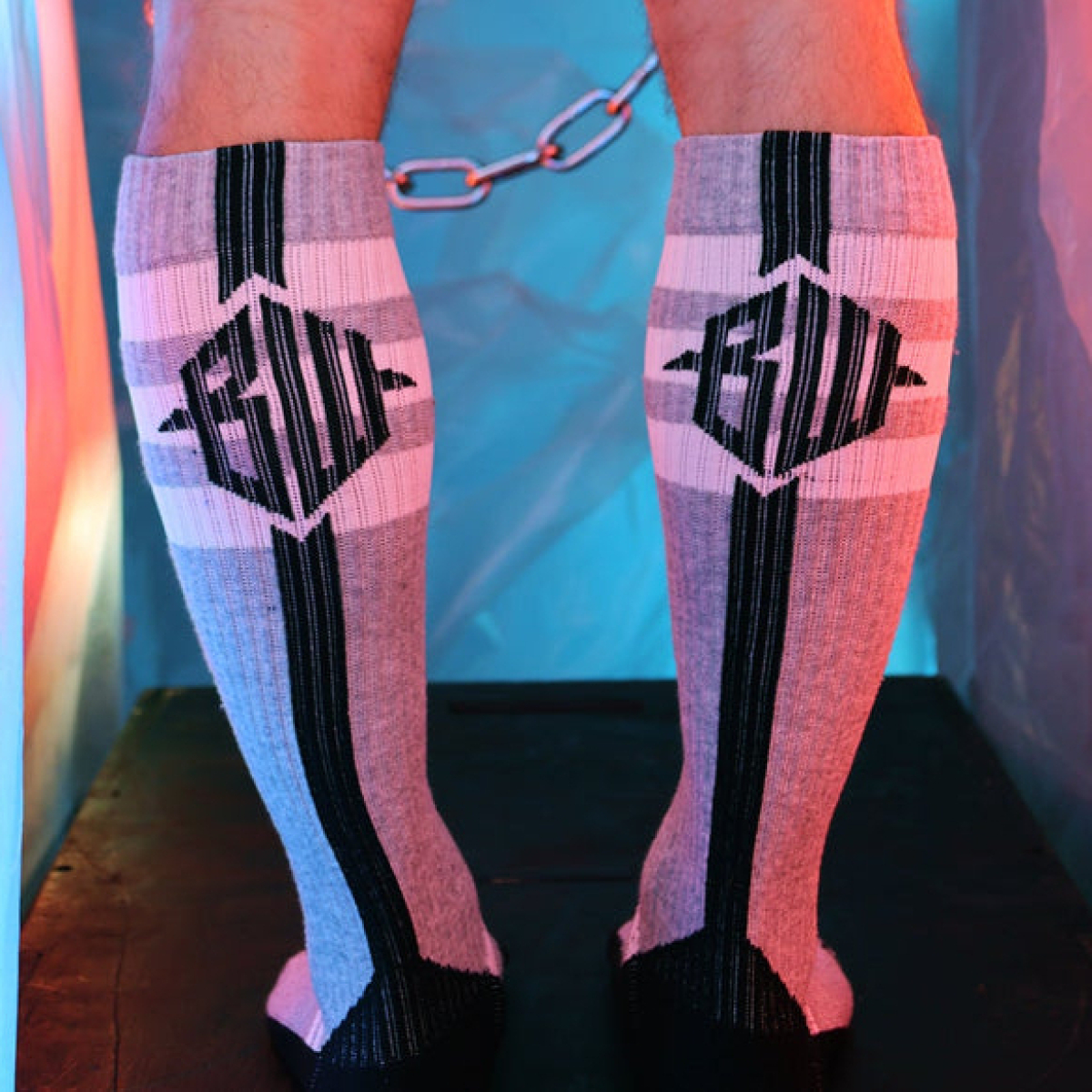 chaussettes hautes retro remix grises 1