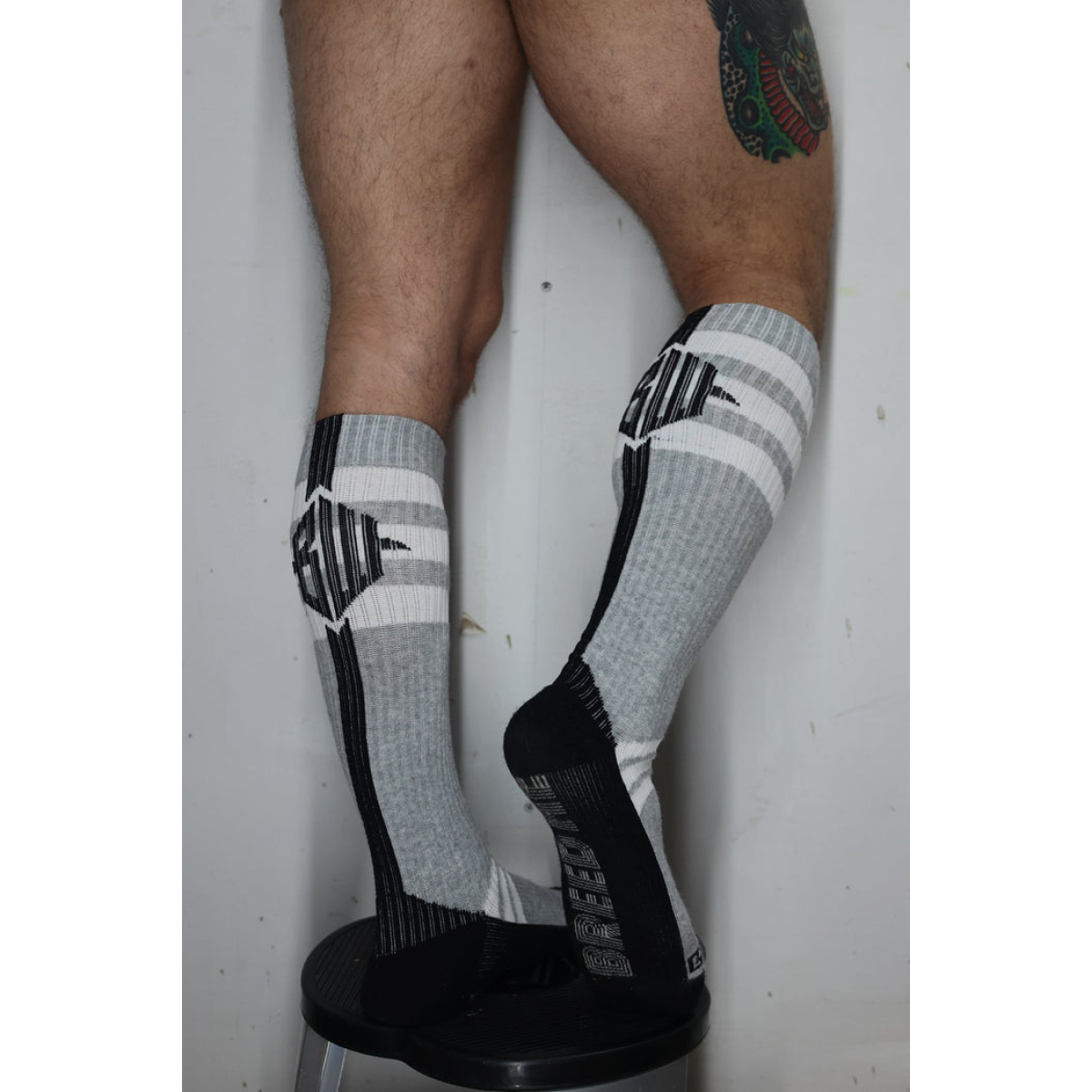 chaussettes hautes retro remix grises 3
