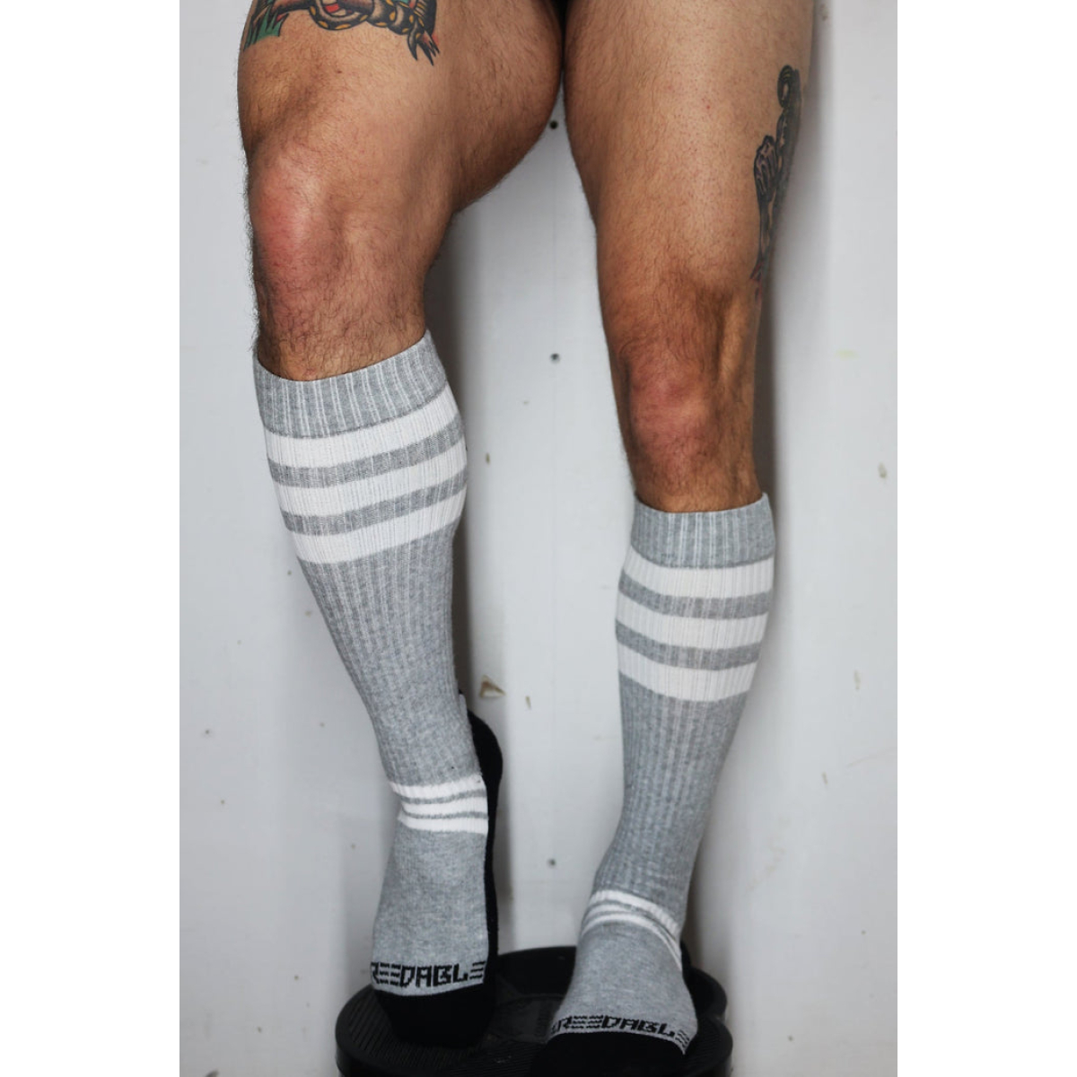 chaussettes hautes retro remix grises 4