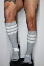 chaussettes hautes retro remix grises 4