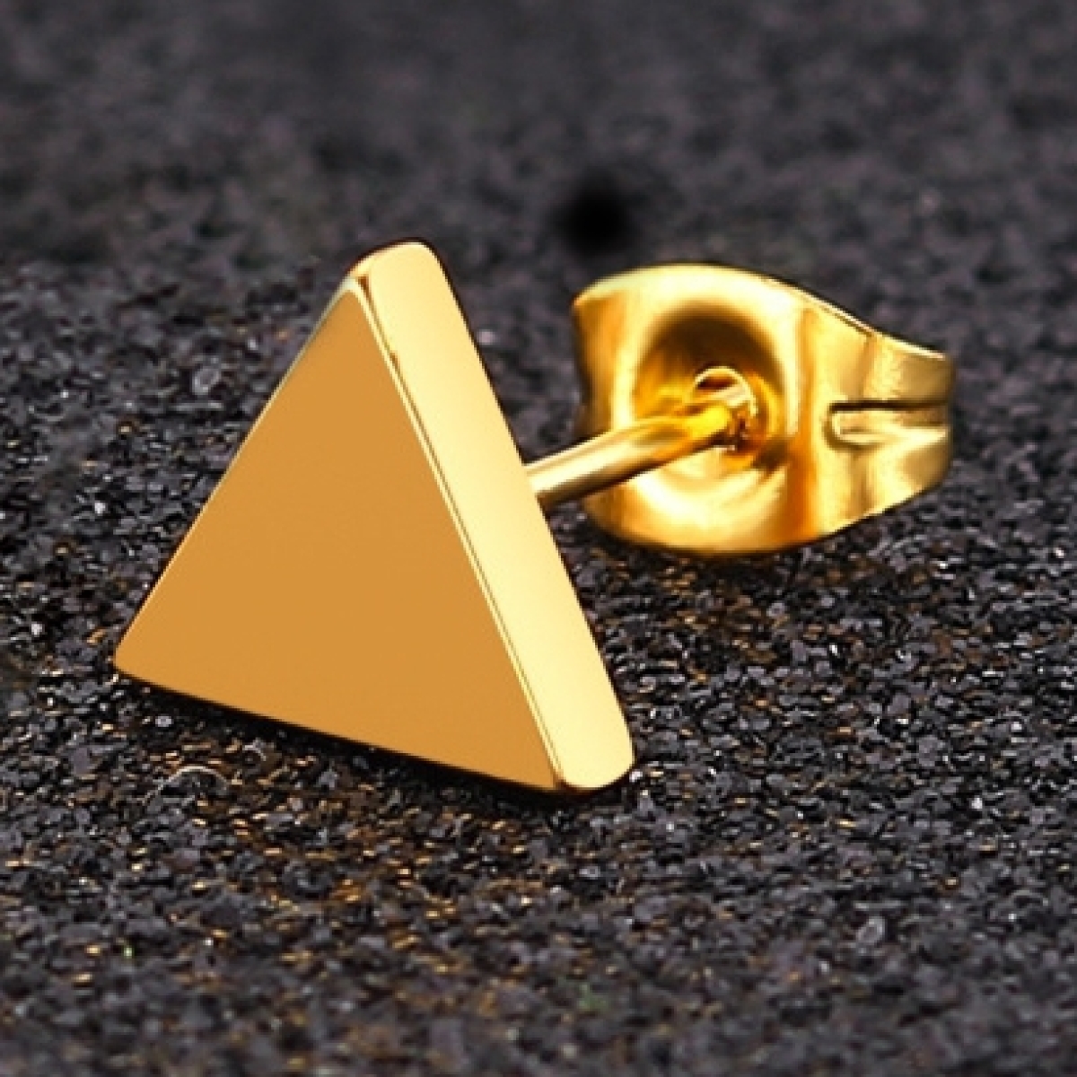 clou d oreille triangle 6mm dore