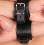 collier de bondage mains en cuir 2