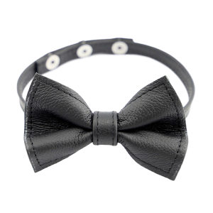 collier en cuir avec noeud papillon