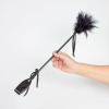 cravache et plumeau secret touch 50cm noir 1