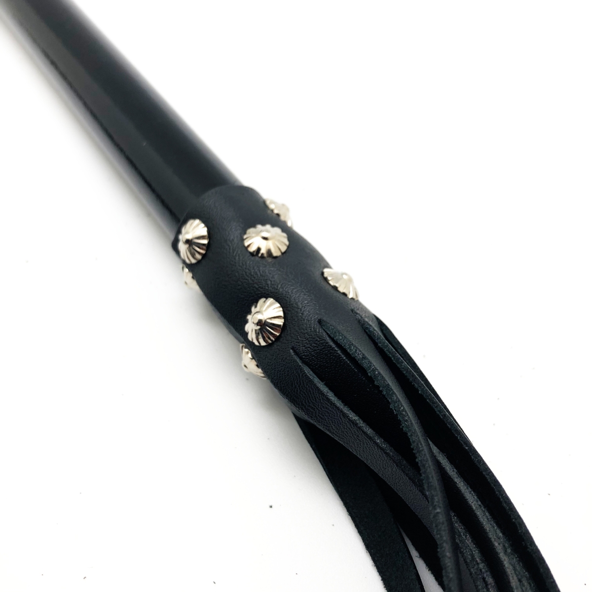 martinet brins en cuir noir 69cm manche en bois 3 scaled