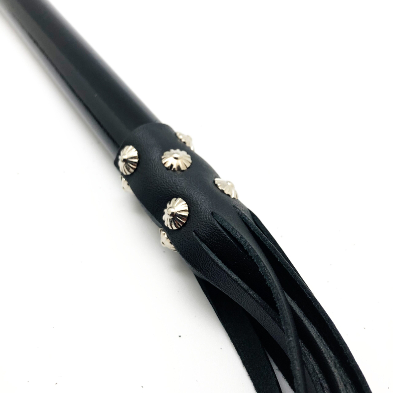 martinet brins en cuir noir 69cm manche en bois 3 scaled