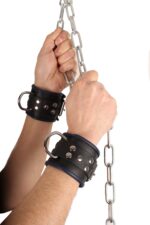 menotte en cuir noirrouge 1 scaled