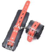 menottes avec fourrure noires rouges 2