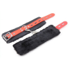 menottes avec fourrure noires rouges 4
