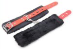 menottes avec fourrure noires rouges 4