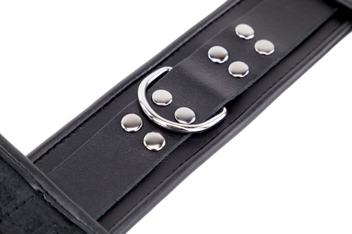 menottes de retenue cou mains en cuir 5 scaled