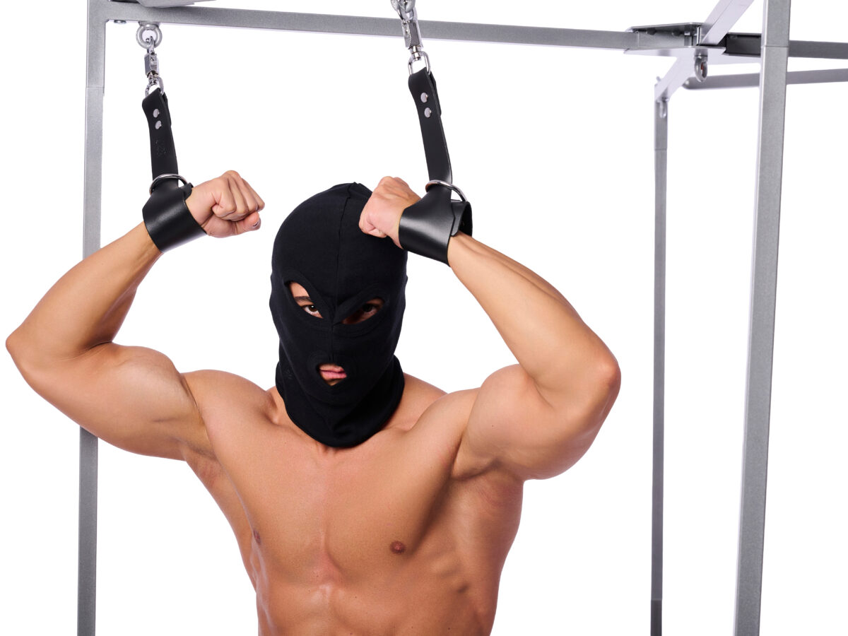 menottes en cuir avec mousqueton de surete scaled