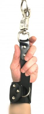 menottes en cuir avec mousqueton de surete 3