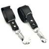 menottes en cuir avec mousqueton de surete 4
