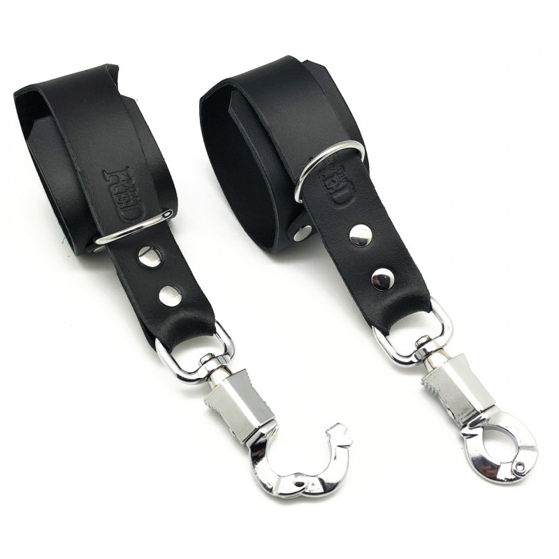 menottes en cuir avec mousqueton de surete 4