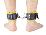 menottes en cuir pour chevilles noir jaune 5 scaled