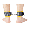 menottes en cuir pour chevilles noir jaune 5 scaled