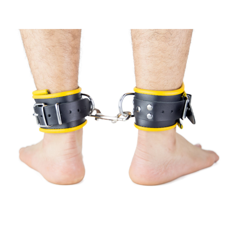 menottes en cuir pour chevilles noir jaune 5 scaled