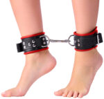 menottes en cuir pour les chevilles noir rouge 2 scaled