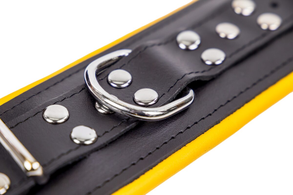 menottes en cuir rembourrees noir jaune 3 scaled