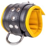 menottes en cuir rembourrees noir jaune 4