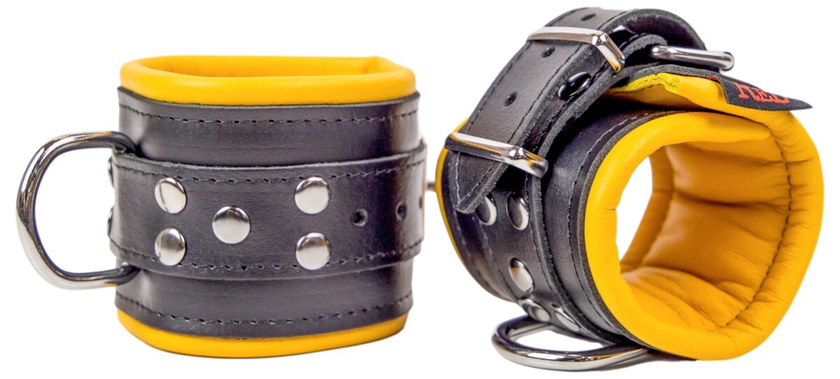 menottes en cuir rembourrees noir jaune 8 scaled