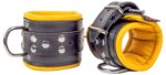 menottes en cuir rembourrees noir jaune 8 scaled