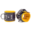 menottes en cuir rembourrees noir jaune 8 scaled