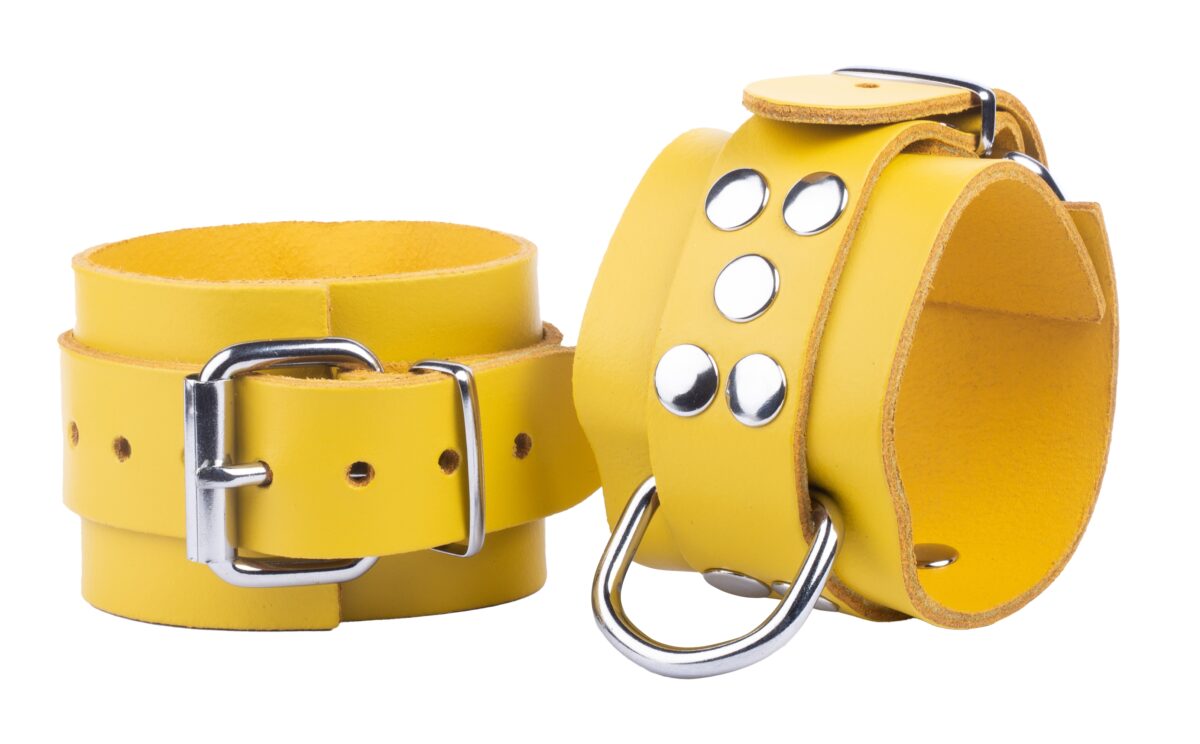 menottes en cuir ultra jaunes scaled