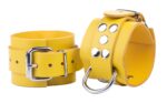 menottes en cuir ultra jaunes scaled