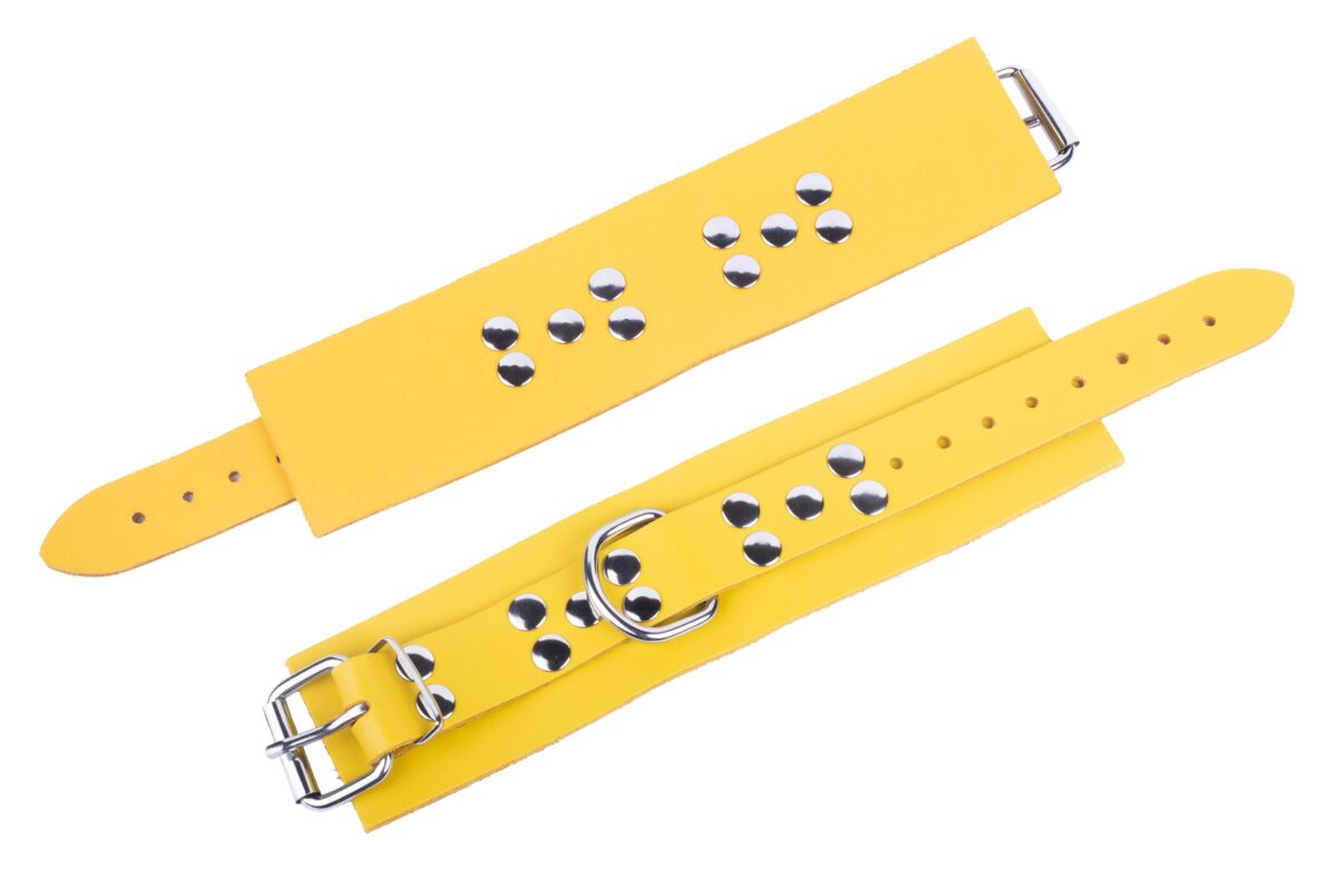 menottes en cuir ultra jaunes 4 scaled