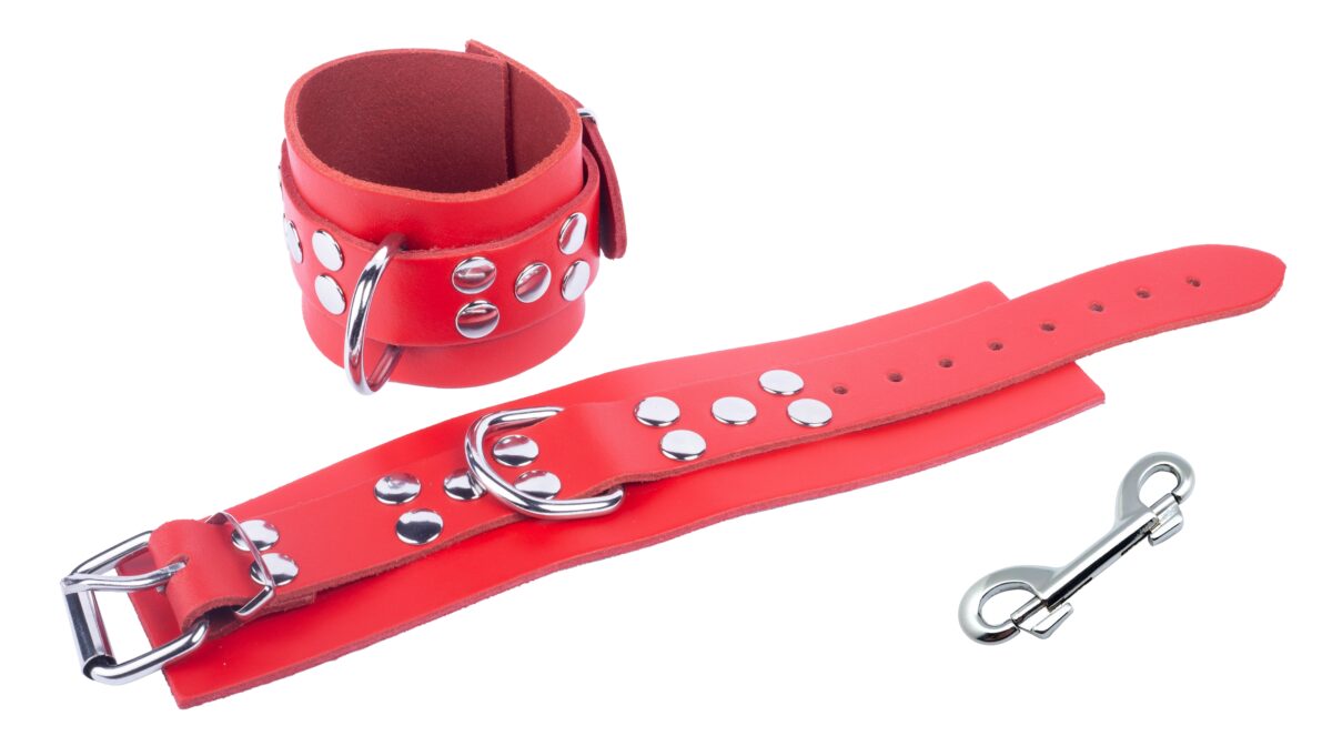 menottes en cuir ultra rouges 3 scaled