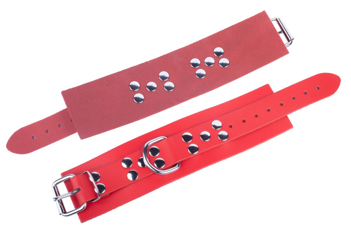 menottes en cuir ultra rouges 4 scaled