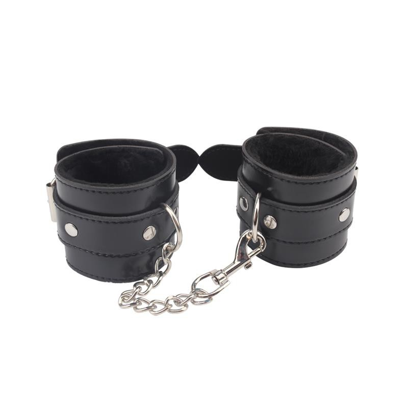 menottes noires avec fourrure 2
