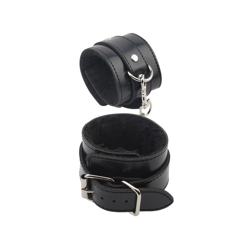 menottes noires avec fourrure