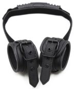 menottes noires avec une poignee