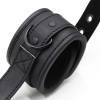 menottes noires avec une poignee 4