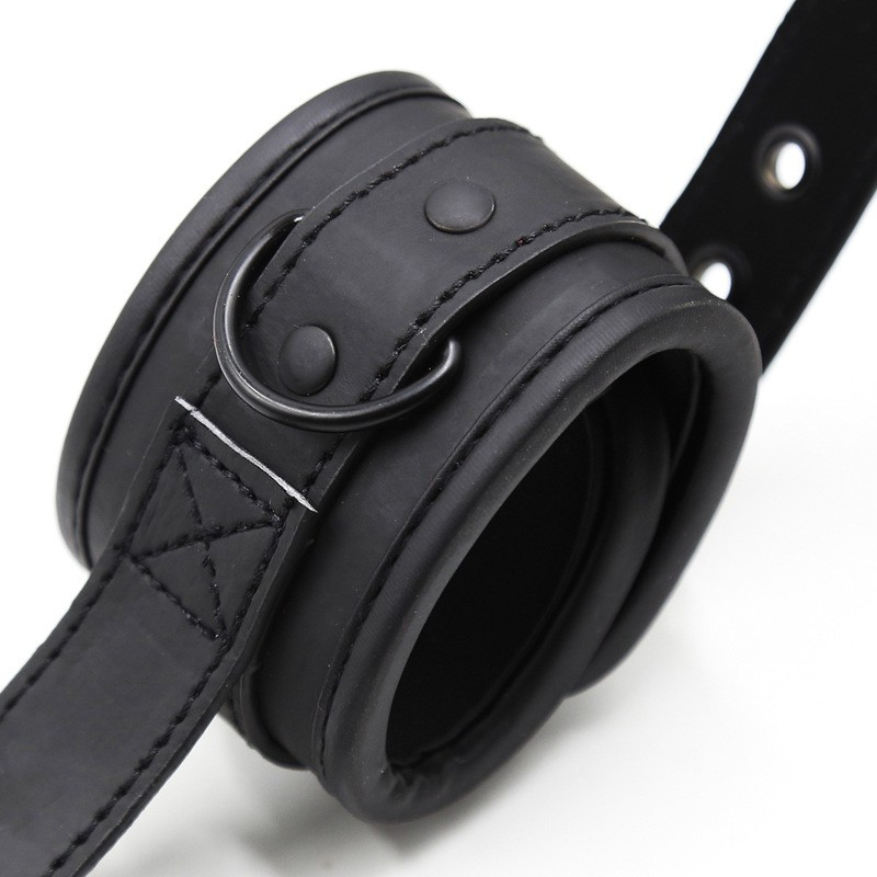 menottes noires avec une poignee 4