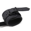 menottes noires avec une poignee 5