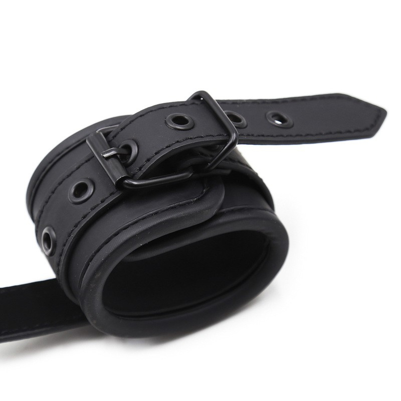 menottes noires avec une poignee 5