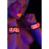 menottes phosphorescentes pour poignets glow pink taboom 2 scaled