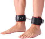 menottes rembourrees en cuir pour les chevilles noir rouge scaled