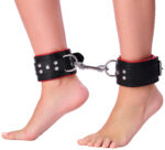 menottes rembourrees en cuir pour les chevilles noir rouge 2 scaled