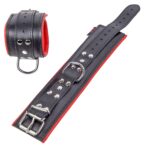 menottes rembourrees en cuir pour les chevilles noir rouge 3