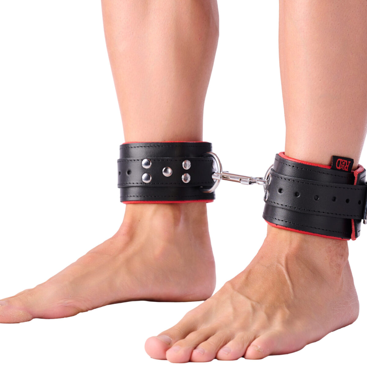 menottes rembourrees en cuir pour les chevilles noir rouge scaled