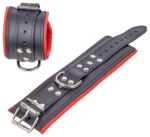 menottes rembourrees en cuir pour les poignets noir rouge 4