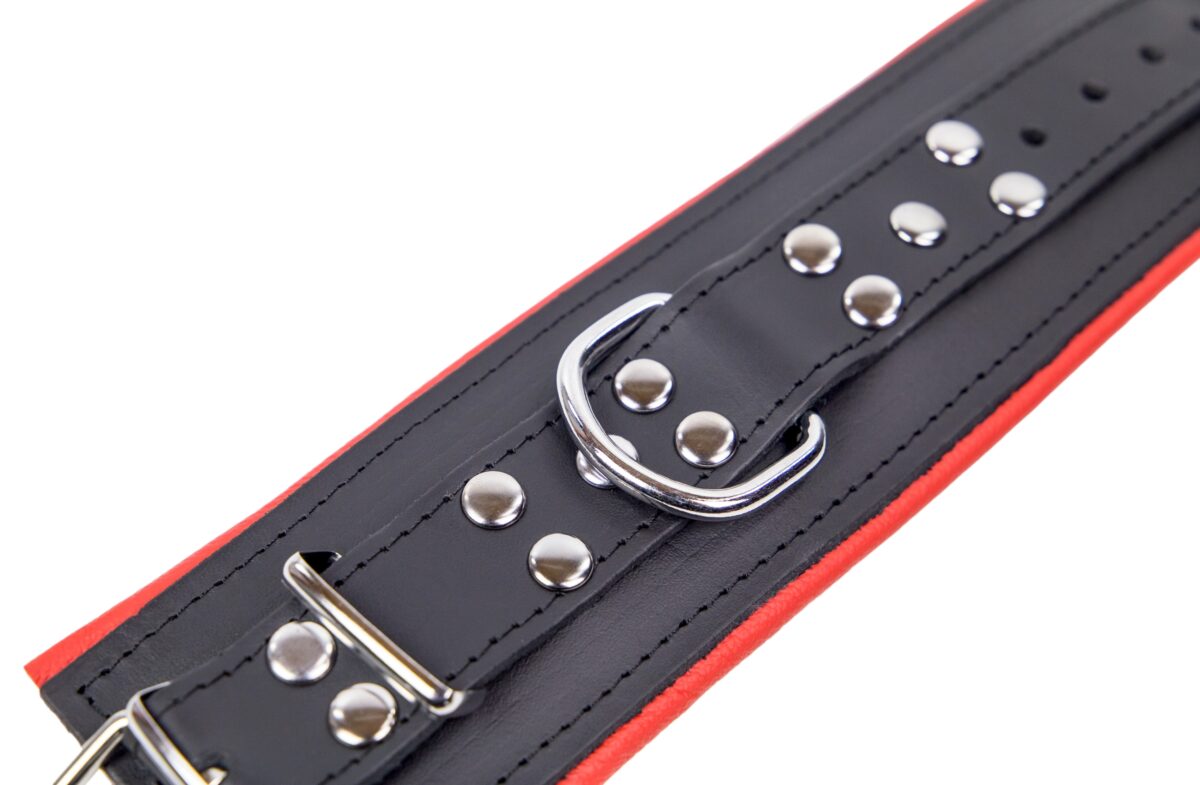 menottes rembourrees en cuir pour les poignets noir rouge 5 scaled