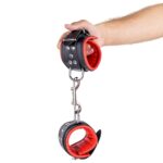 menottes rembourrees en cuir pour les poignets noir rouge 6